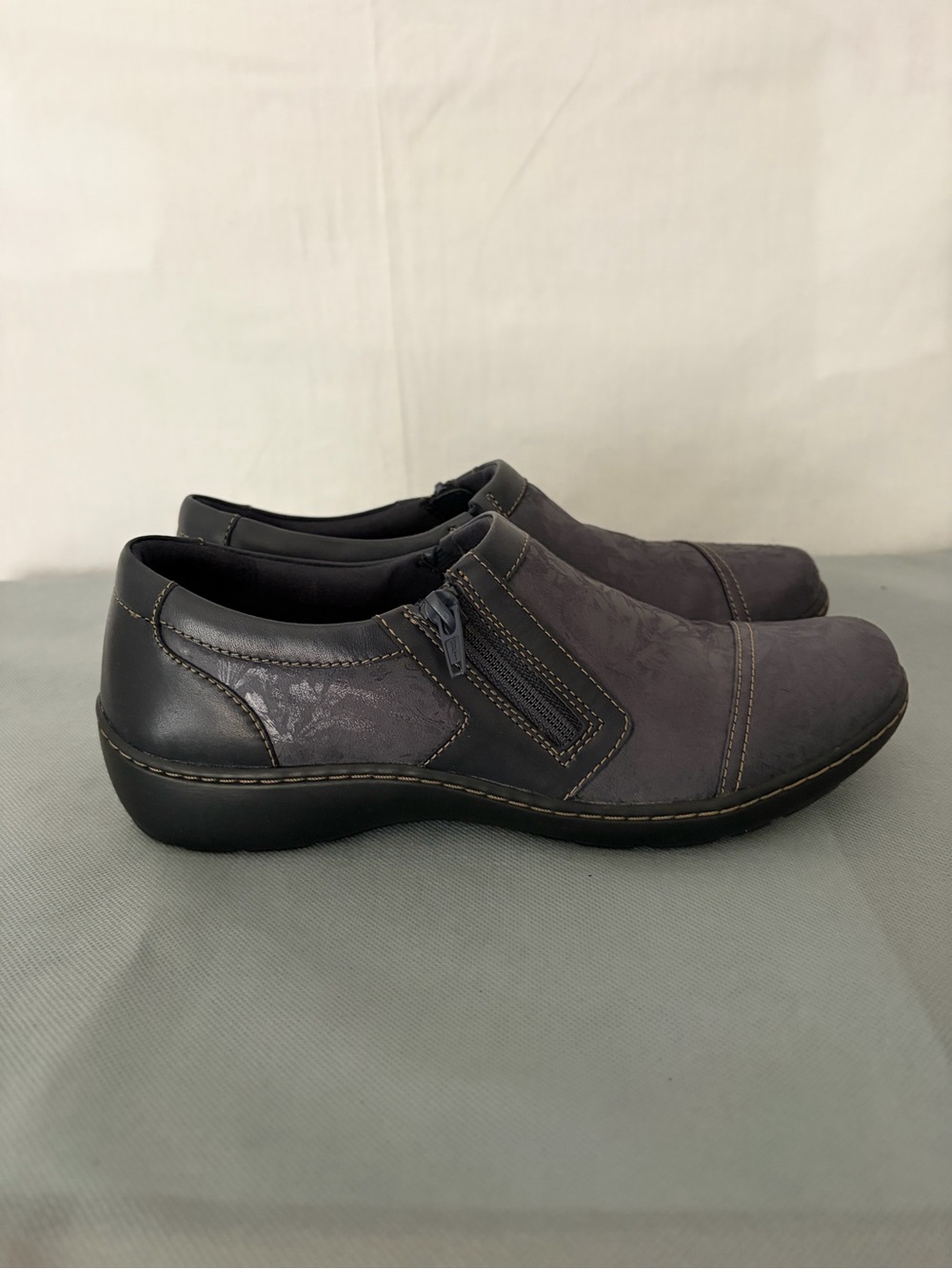 Clarks Women’s Size 8M Gray Floral Zip Slip On Shoes (B207)